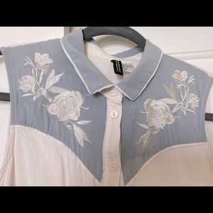 embroidered sleeve-less shirt size S cream